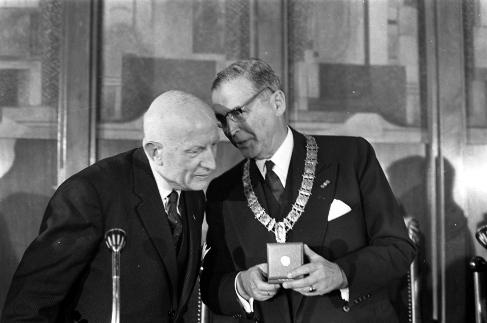 Burgemeester van Hall ontvangt de gouden medaille van de Stad Amsterdam van weth, Bestanddeelnr 920-4500