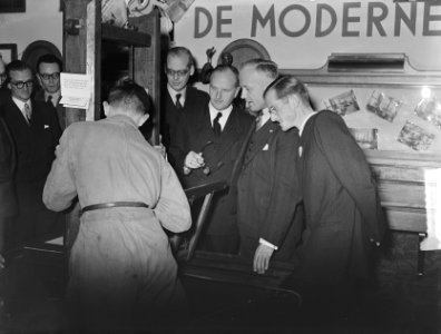 Burgemeester d Ailly opent tentoonstelling Amsterdamse Grafische School, Bestanddeelnr 904-2732