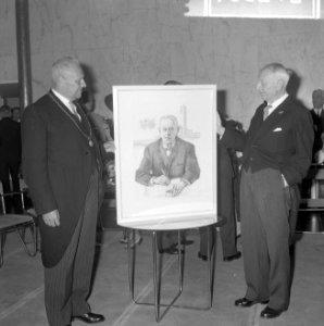 Burgemeester JJG Boot (l) van Hilversum biedt de jarige zijn portret aan, Bestanddeelnr 916-6212
