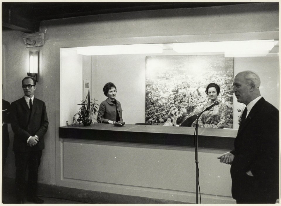 Burgemeester Cremers opent de informatiebalie in de hal van het Stadhuis. V.l.n.r. wethouder P. Voskuilen, mevrouw Hooydonk, onbekend, P.O.F.M.Cremers