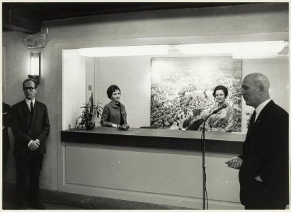 Burgemeester Cremers opent de informatiebalie in de hal van het Stadhuis. V.l.n.r. wethouder P. Voskuilen, mevrouw Hooydonk, onbekend, P.O.F.M.Cremers