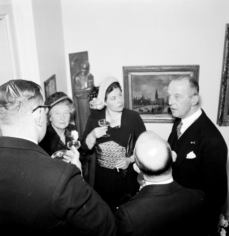 Burgemeester Kolfschoten (geheel rechts) in gesprek met enkele mensen, Bestanddeelnr 255-8568