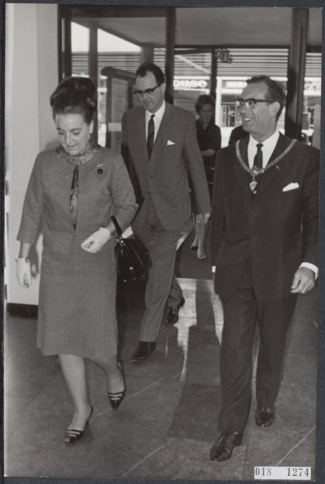 Burgemeester Cees Becht van Tilburg, prinses Margriet en J.E.A. van Dijck, Bestanddeelnr 018-1274