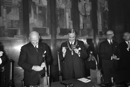 Burgemeester van Hall ontvangt de gouden medaille van de Stad Amsterdam van weth, Bestanddeelnr 920-4501