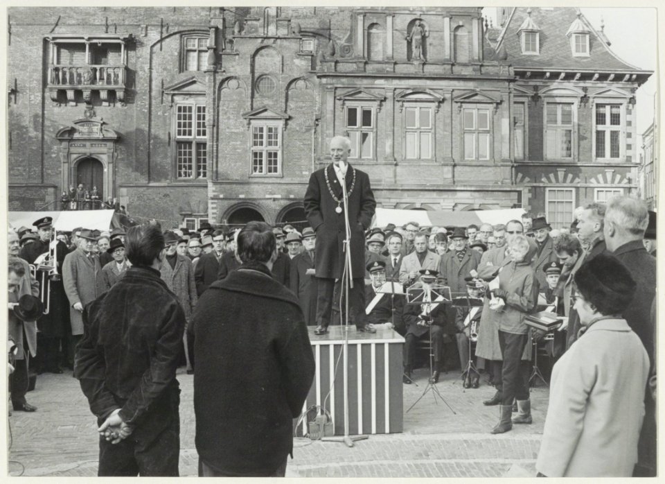 Burgemeester Cremers bij de opening van de 'Manifestatie september 1968' een serie van culturele bijeenkomsten. NL-HlmNHA 54003088