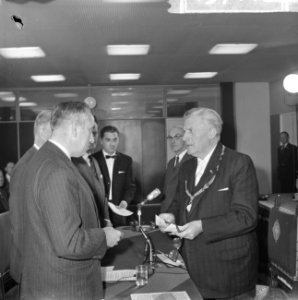Burgemeester Matser ontvangt cheque van f. 1.215.750,-- voor sportcentrum. De pl, Bestanddeelnr 915-7116