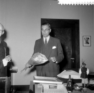 Burgemeester G. van Hall weer op het stadhuis, Bestanddeelnr 908-8383
