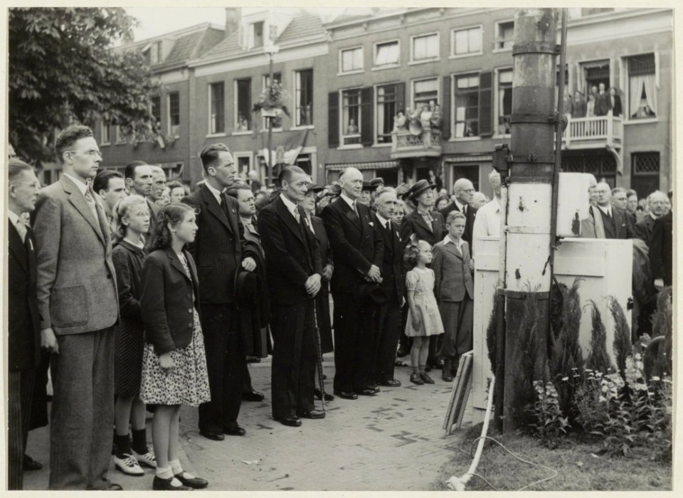 Burgemeester M.A. Reinalda tijdens een herdenkingsbijeenkomst op het Houtpleinhoek Wagenweg. NL-HlmNHA 54004712
