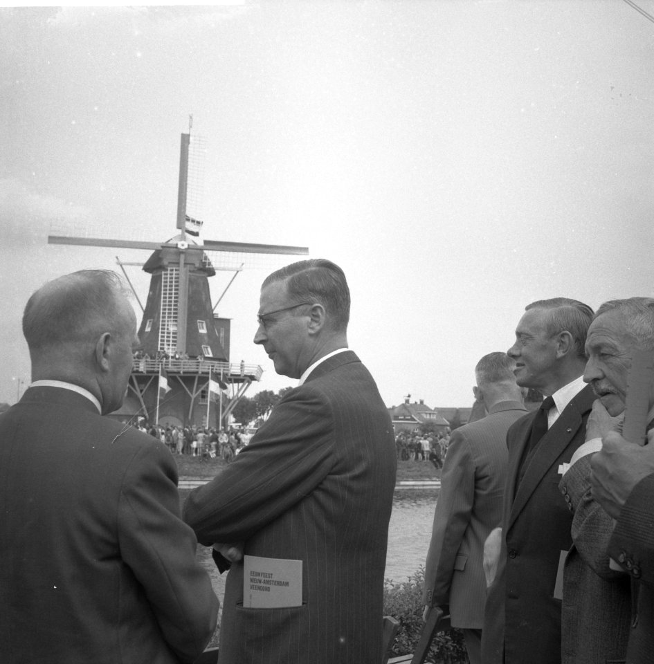 Burgemeester G. van Hall en burgemeester van Emmen K.H. Gaarlandt, Bestanddeelnr 911-5244