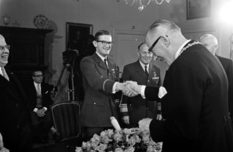 Burgemeester De Ranitz feliciteert mr. Pieter van Vollenhoven, Links L. Beel, vi, Bestanddeelnr 921-2709