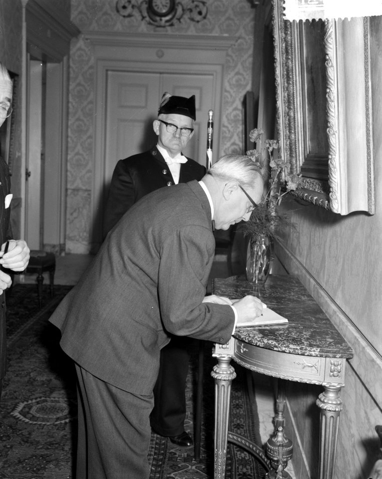 Burgemeester L Cooremans van Brussel bezoekt Amsterdam Tekent gastenboek, Bestanddeelnr 912-1572