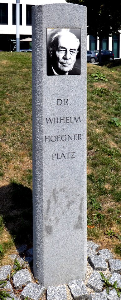 Burghausen, Wilhelm-Hoegner-Platz, Säule, 1