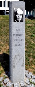 Burghausen, Wilhelm-Hoegner-Platz, Säule, 1