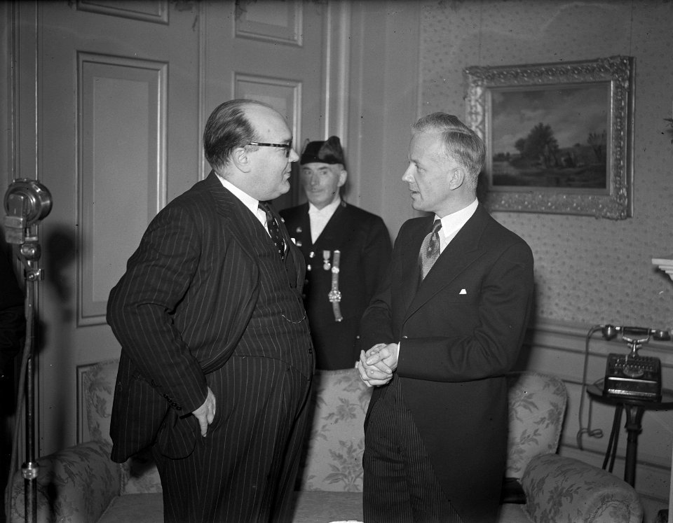 Burgemeester Arnold Jan d'Ailly ontvangt minister Paul-Henri Spaak in zijn ambts, Bestanddeelnr 902-5423