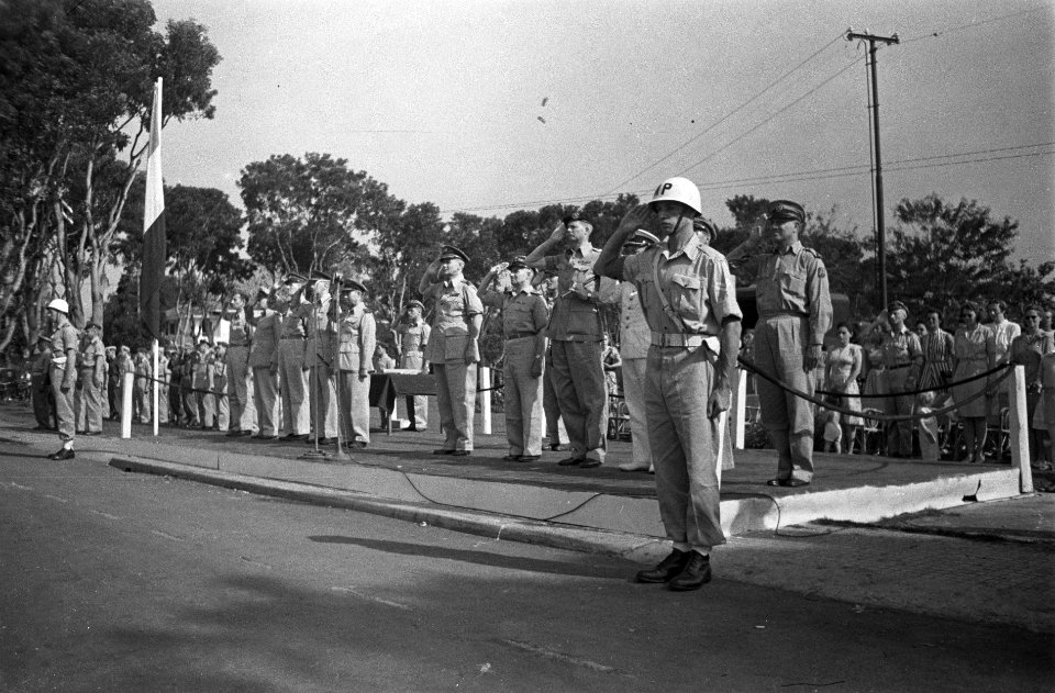 Burgemeester Bisschopplein Batavia. Negentien KNIL-militairen ontvangen ondersch…, Bestanddeelnr 6878
