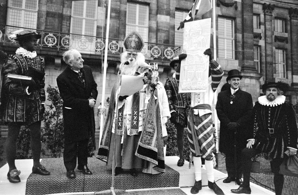 Burgemeester Gijsbert van Hall en Sinterklaas voor het paleis op de Dam, Bestanddeelnr 919-8033