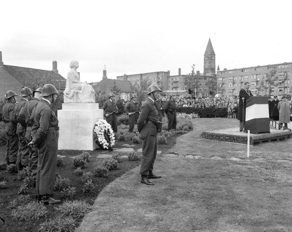Burgemeester Gijs van Hall onthult het oorlogsmonument aan de Egidiusstraat in B, Bestanddeelnr 908-5517