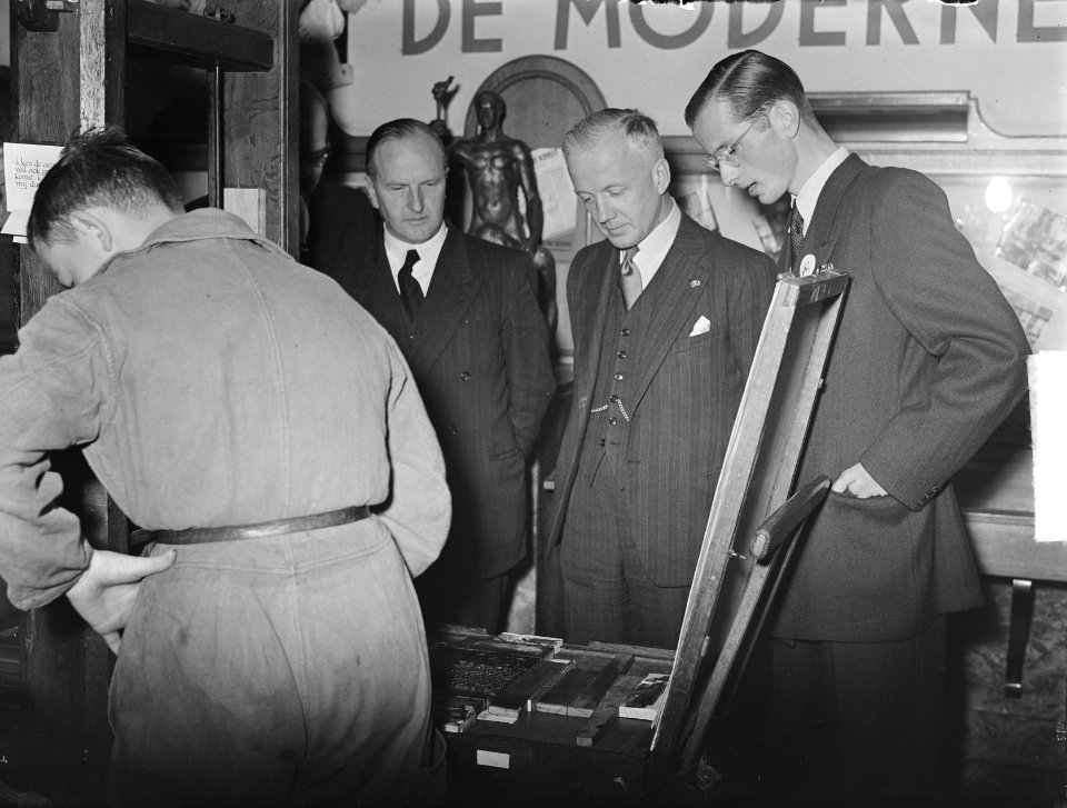 Burgemeester d Ailly opent tentoonstelling Amsterdamse Grafische School, Bestanddeelnr 904-2731