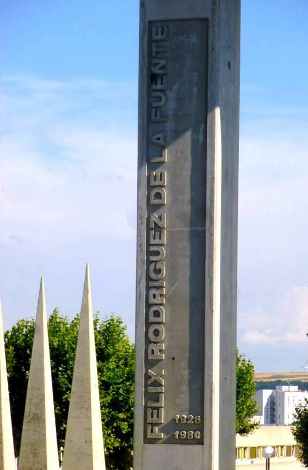 Burgos - Avenida Cantabria, Monumento a Félix Rodríguez de la Fuente 3