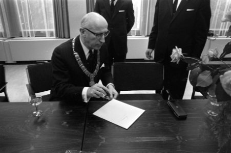 Burgemeester Ivo Samkalden zet een handtekening tgv de opening van de bank, Bestanddeelnr 925-6722