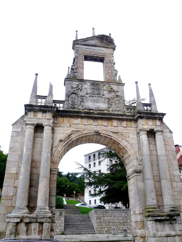 Burgos - Arco de Fernán González 1