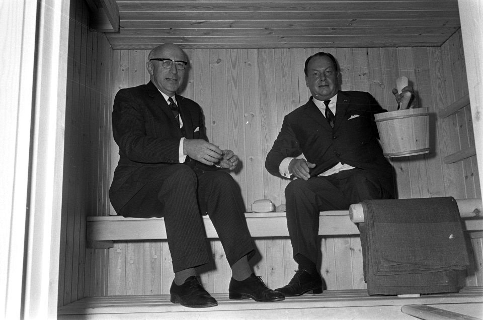 Burgemeester J. Samkalden (links) en burgemeester Teuvo Aura van Helsinki zitten, Bestanddeelnr 921-6714