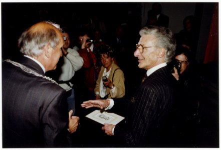 Burgemeester Jaap Pop overhandigt de schrijver Harry Mulisch het ereburgerschap van Haarlem., NL-HlmNHA 54035270