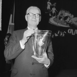 Burgemeester J. Tuin van Groningen met zijn bokaal voor sportstad van het jaar, Bestanddeelnr 917-3773