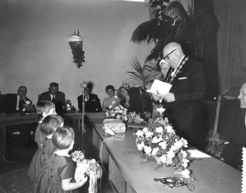 Burgemeester C M A Koot van Uithoorn viert zijn 25-jarig ambtsjubileum, Bestanddeelnr 911-0339