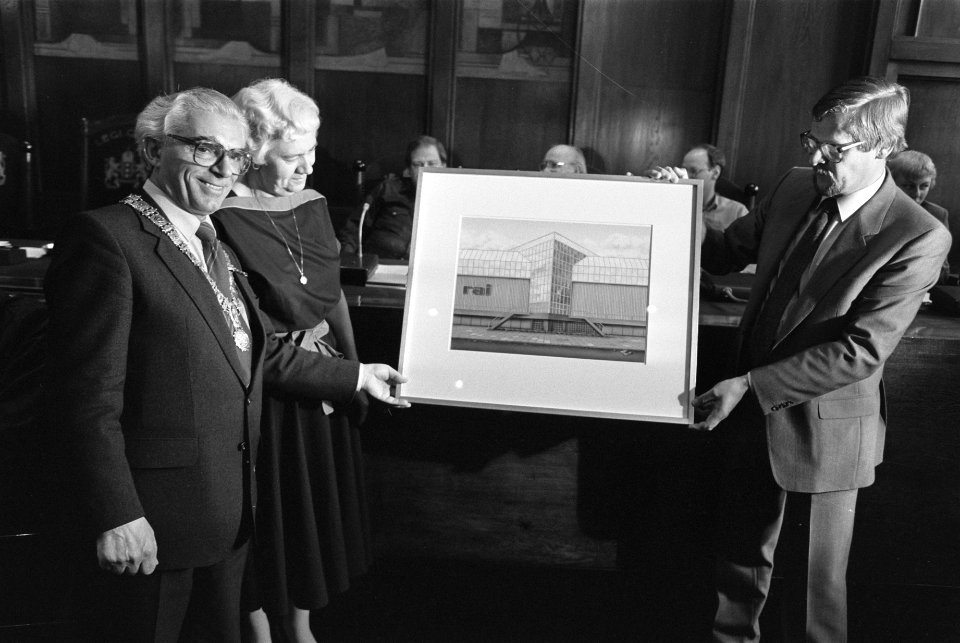 Burgemeester Polak en zijn vrouw krijgen een schilderij aangeboden, Bestanddeelnr 932-6044