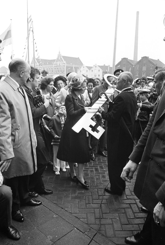 Burgemeester Heusdens overhandigt prinses Beatrix een enorme sleutel, daarachter, Bestanddeelnr 924-5783