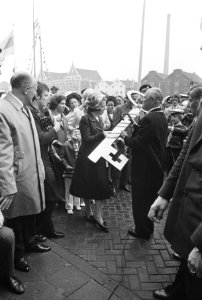 Burgemeester Heusdens overhandigt prinses Beatrix een enorme sleutel, daarachter, Bestanddeelnr 924-5783