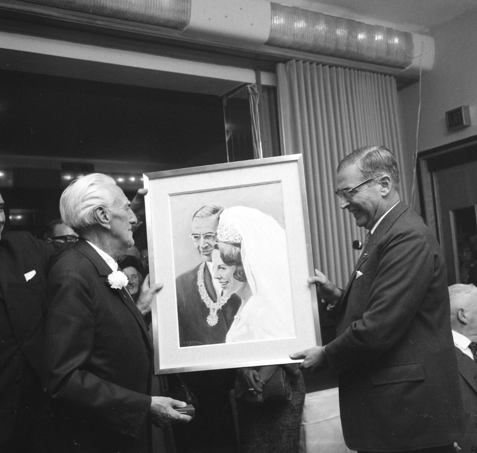 Burgemeester Gijsbert van Hall overhandigt Frits Schiller het schilderij, Bestanddeelnr 919-7552