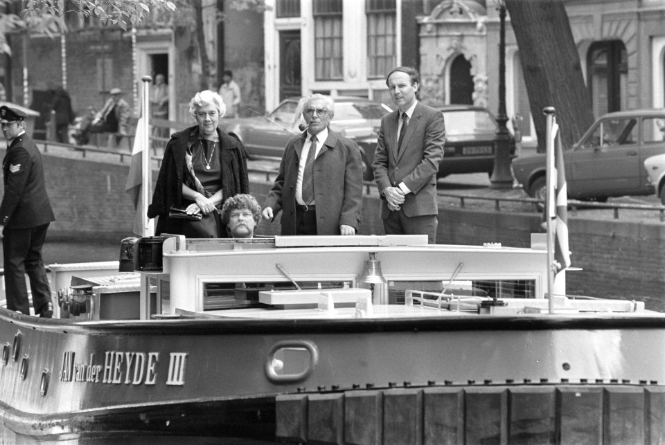 Burgemeester Polak en zijn vrouw varen door de grachten, Bestanddeelnr 932-6047
