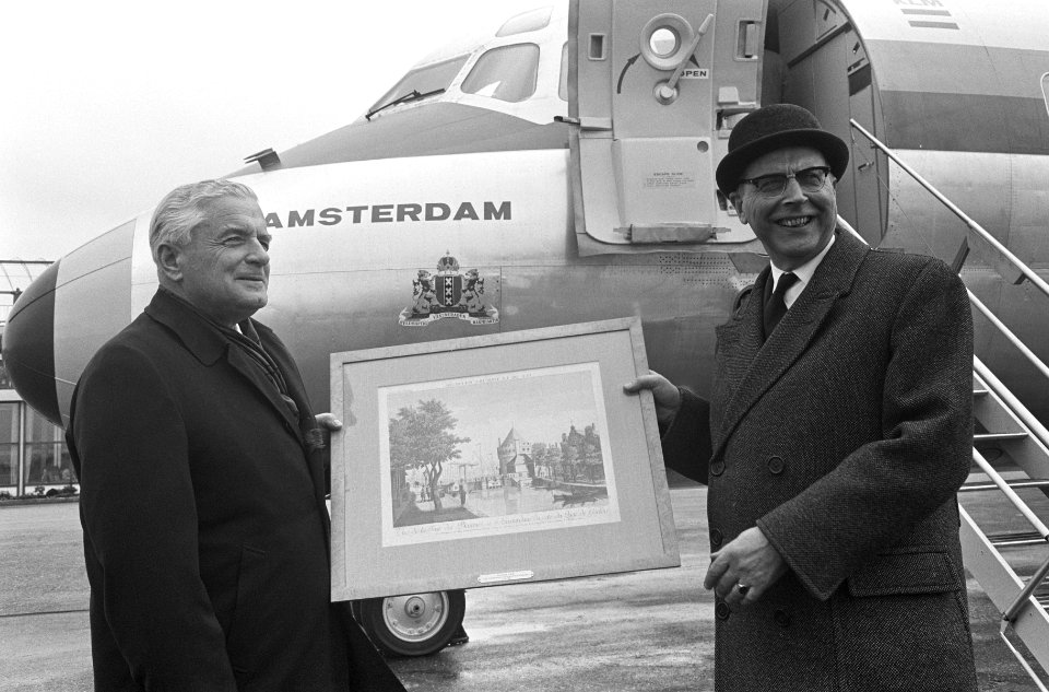 Burgemeester G. van Hall van Amsterdam overhandigt gravu van Schreierstoren aan , Bestanddeelnr 919-0038
