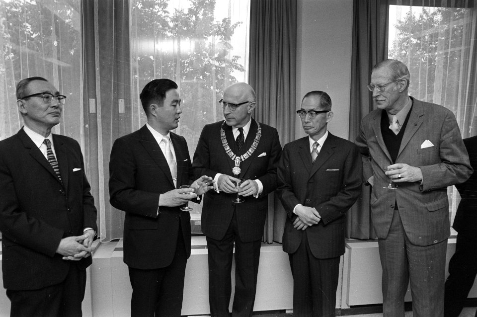 Burgemeester Ivo Samkalden (m) gesprek met directieleden van de bank, Bestanddeelnr 925-6718