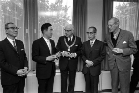 Burgemeester Ivo Samkalden (m) gesprek met directieleden van de bank, Bestanddeelnr 925-6718