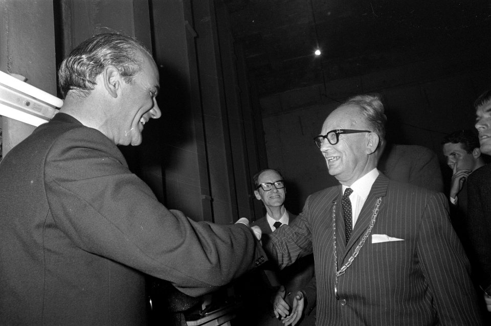 Burgemeester Groeneweg (rechts) in gesprek, Bestanddeelnr 921-6376