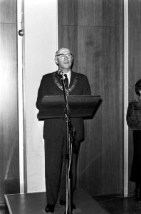 Burgemeester Ivo Samkalden 1912-1995 aan het woord op de bijeenkomst vóór het , Bestanddeelnr 927-8994