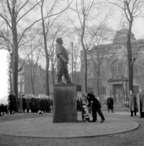 Burgemeester legt krans bij Februari Staking Standbeeld, Bestanddeelnr 905-5711