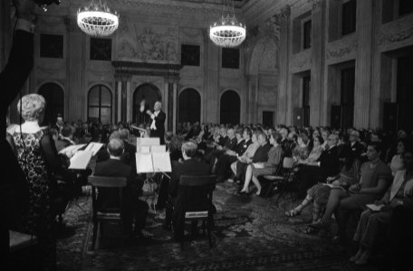Burgerzaal met orkest en publiek, Bestanddeelnr 924-5150
