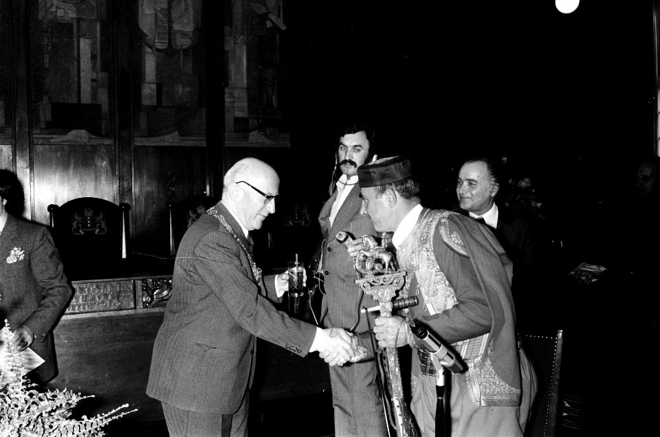 Burgemeester Ivo Samkalden 1912-1995 bedankt de violist, Bestanddeelnr 927-8979
