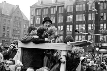 Burgemeester Gijsbert van Hall en vele kinderen op de Dam, Bestanddeelnr 919-8032