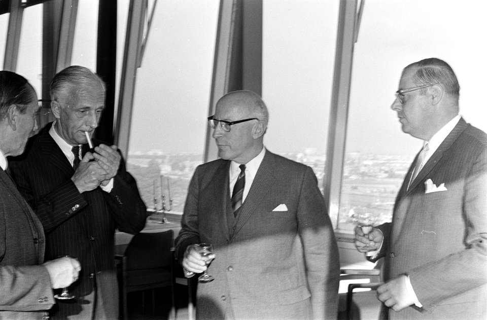 Burgemeester I. Samkalden ontving het boek Havenboek Amsterdam van uitgever J., Bestanddeelnr 922-8229