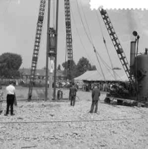 Burgemeester mr G E Van Walsum van Rotterdam heit de eerste paal voor het Dr, Bestanddeelnr 910-4631