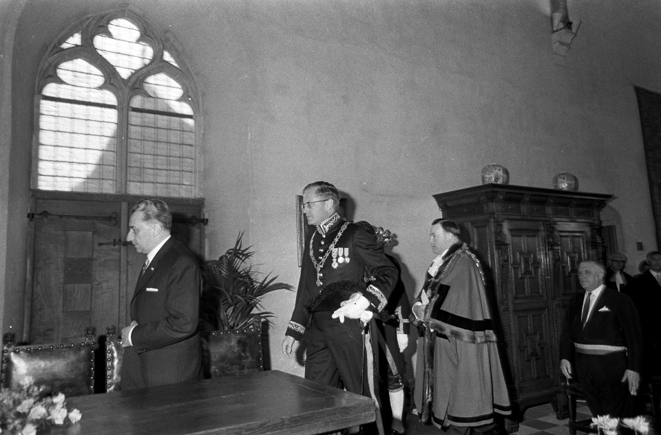 Burgemeester mr. J. Drijber tijdens het openingswoord links mr. J. van Aartsen,, Bestanddeelnr 920-3964