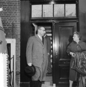 Burgemeester mr G van Hall heit eerste paal voor het studentenhuis naast het A, Bestanddeelnr 911-2096