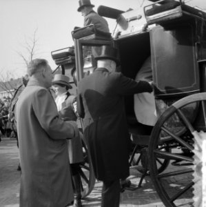 Burgemeester A H van Gelderen van Zaandijk viert 25-jarig jubileum, Bestanddeelnr 911-1056