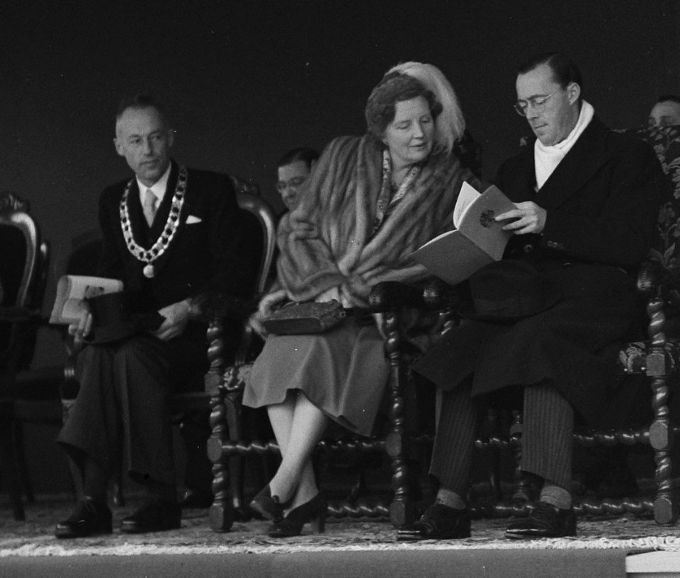 Burgemeester A.A.M. van der Meulen, Koningin Juliana en Prins Bernhard (1950)