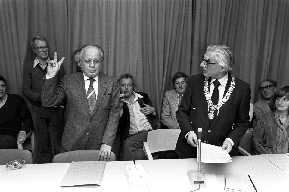 Burgemeester Polak (rechts) nadat hij de heer Eisses (links), oudste lid Osdorp , Bestanddeelnr 931-8371